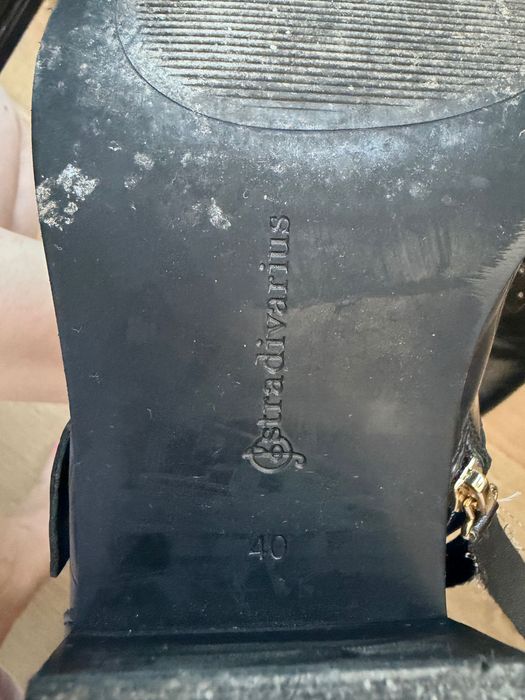 Ciocate negre cu catarame si tinte aurii Stradivarius