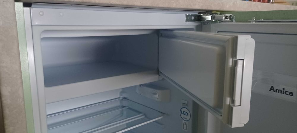 Хладилник Amica за вграждане НОВ НЕИЗПОЛЗВАН  111л, 81.8x59.6x55см