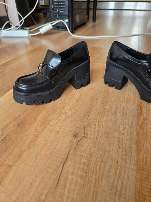 Кожени обувки с дебел ток Calvin Klein Jeans CHUNKY HEELED LOAFER MG MTR в черно