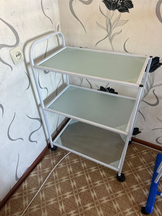 Кушетка и космитологический столик.