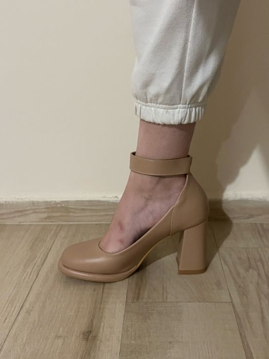 Дамски обувки на висок ток