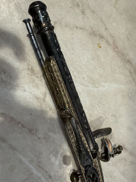 Декоративен старинен пистолет