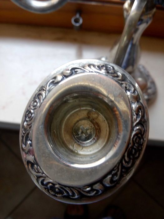 Масивен посребрен елегантен свещник