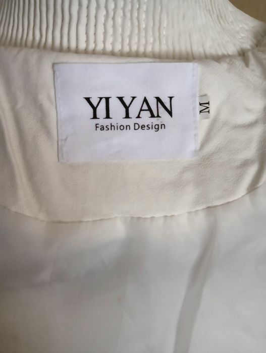 Пуховик женский белый