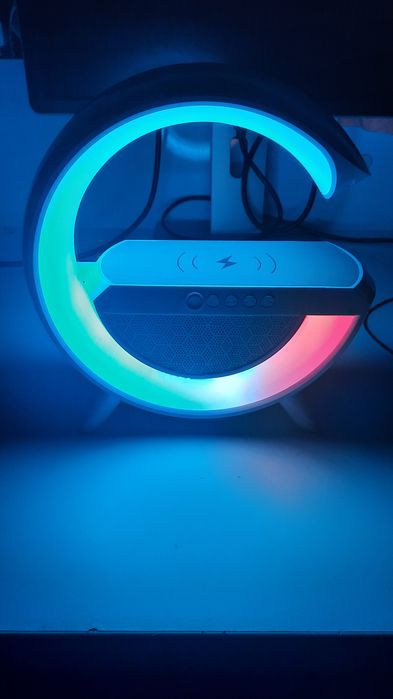 Lampa de birou cu boxa bluetooth și încărcător wireless