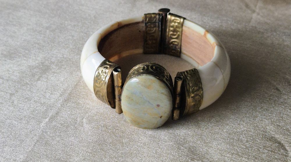 Винтидж гривна от кост с месингов обков и голям ахат.