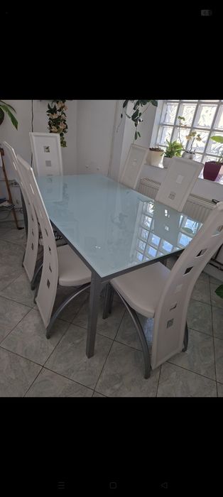 Vând masa  plus 6 scaune