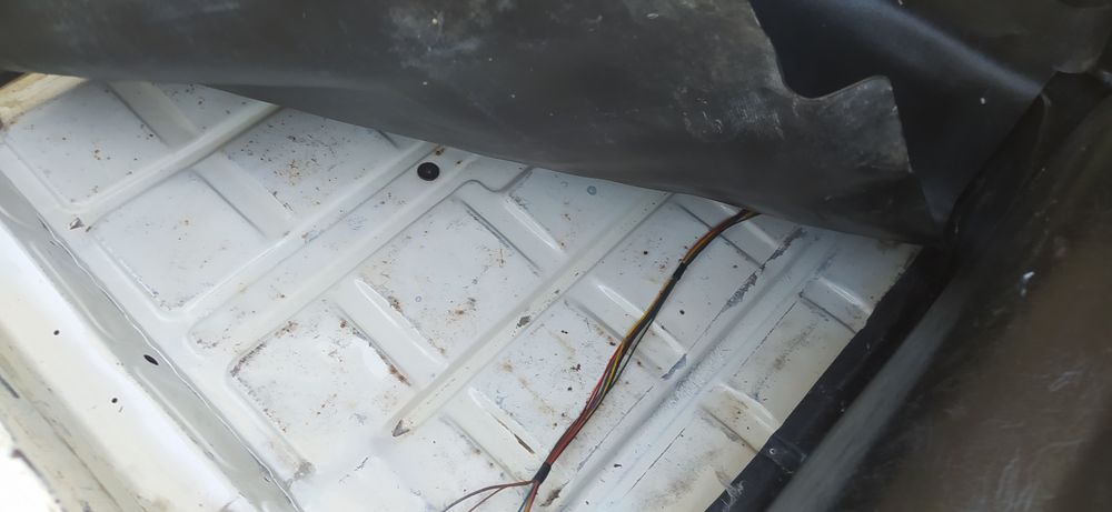 Vaz 2107. Srochna sotiladi 2000 yil radnoy kraska