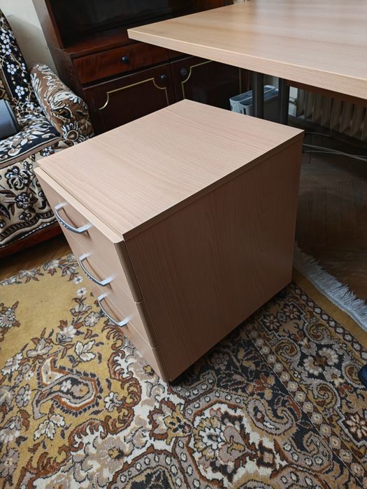 Birou și corp cu sertare impecabile