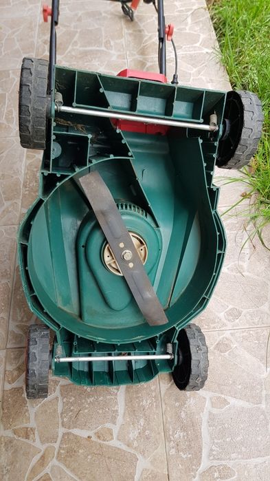 Masina electrica de tuns iarba in stare buna.