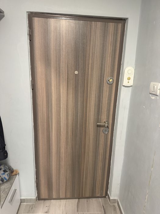 Usă de intrare metalică