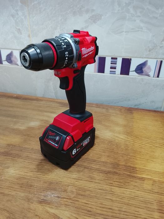 Autofiletanta Milwaukee cu mandrina și o baterie de 6a