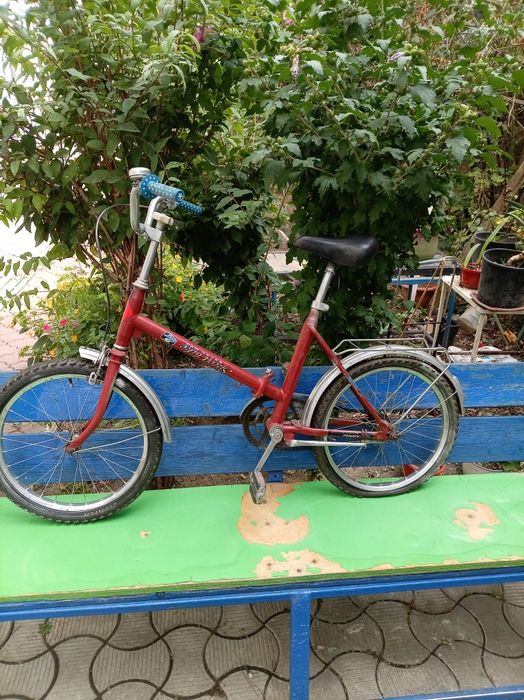 Vind doua biciclete un pega pliabil preț 250 lei