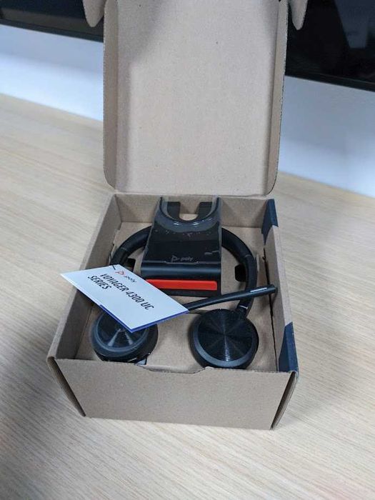 Poly Voyager 4320 USB-C Headset cu BT700 dongle și Charging Stand