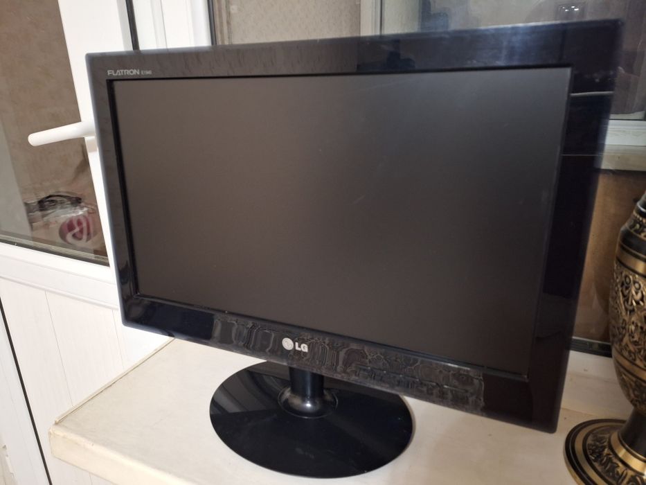 Монитор 19 диагональ.