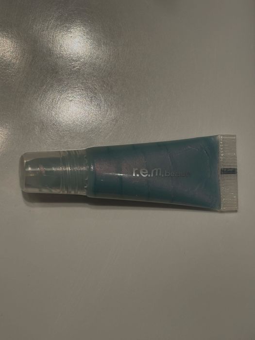 r.e.m beauty limited edition гланц за устни чисто нов
