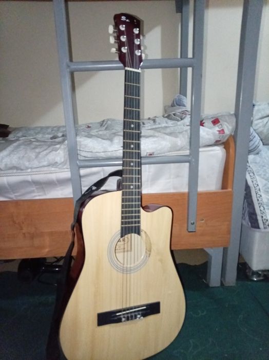 Akustik gitara holati yangi