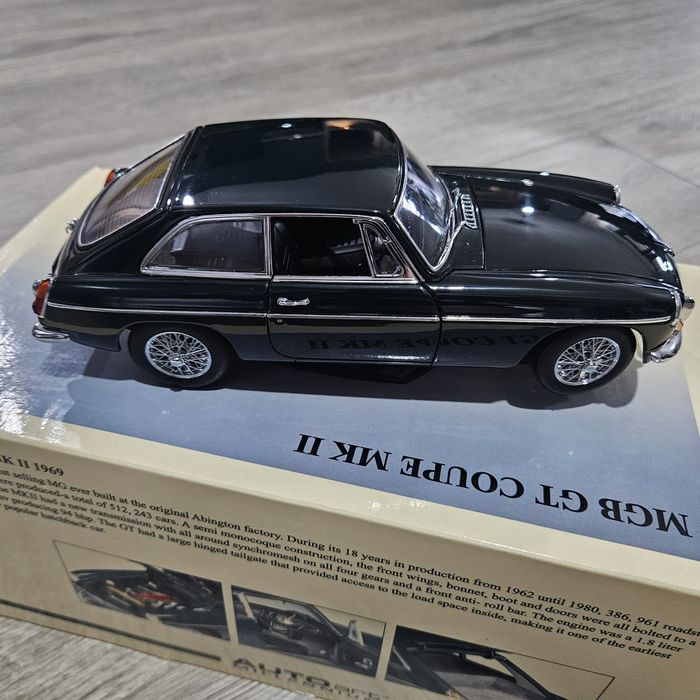 Macheta Auto Colectie 1/18 AUTOart MGB GT COUPE MK II Nicolae