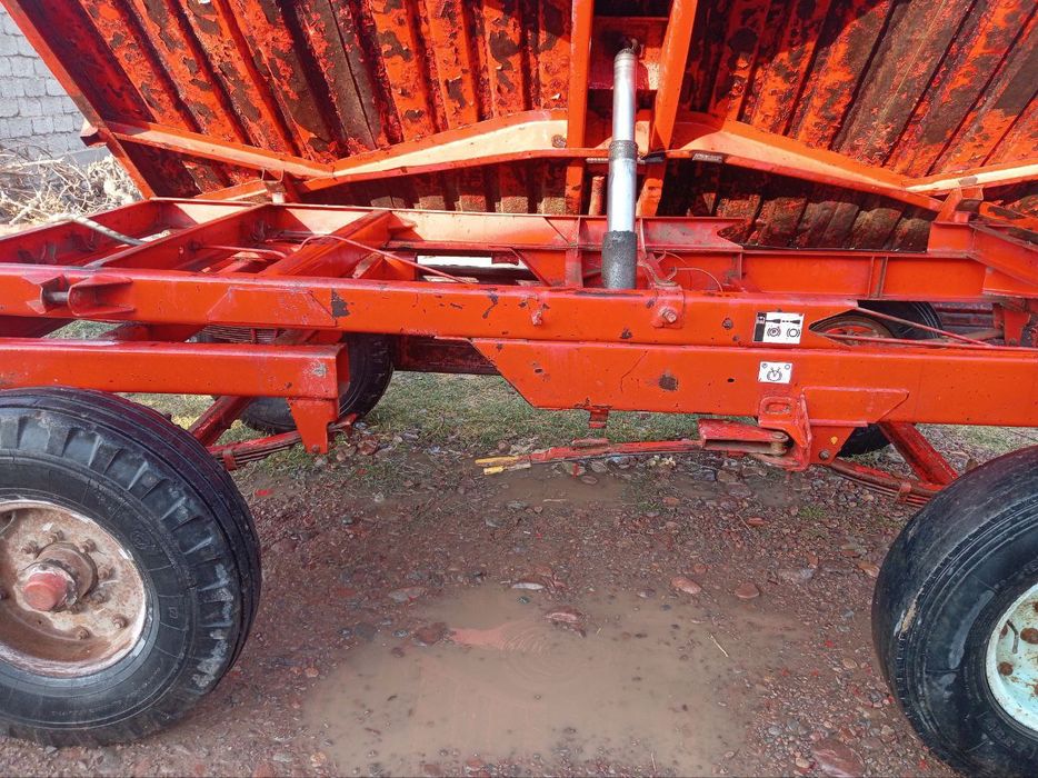 Traktor prisep sotiladi