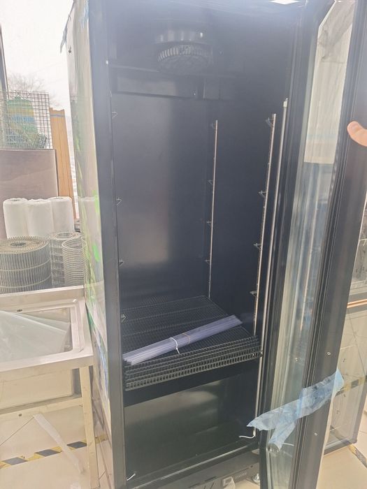 Новые фирменные витринные холодильники  DEVI. 750литр.