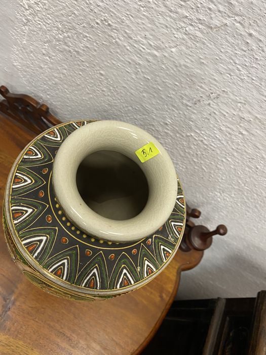 Японска ваза Сацума от началото на 20 век с ръчна позлата и релефна