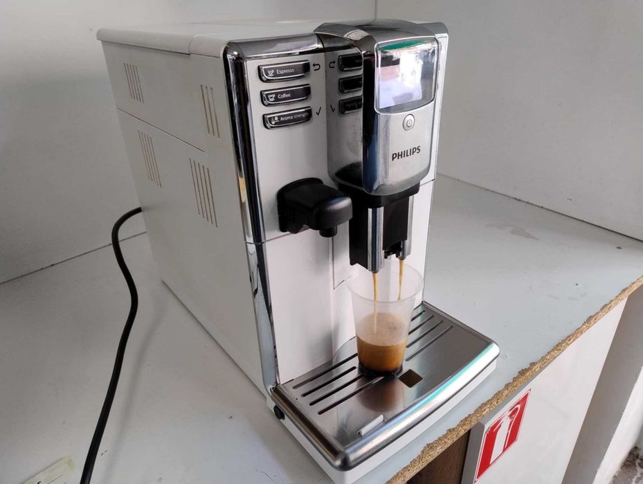 Бяла Кафемашина-Кафеавтомат Philips  5000 Series Капучино,Американо