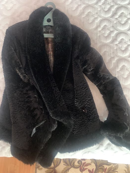 Продам шубу из нутрии с песцовым воротником, лисью безрукавку ,