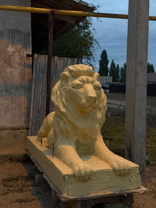 продам скульптуру льва 2шт.