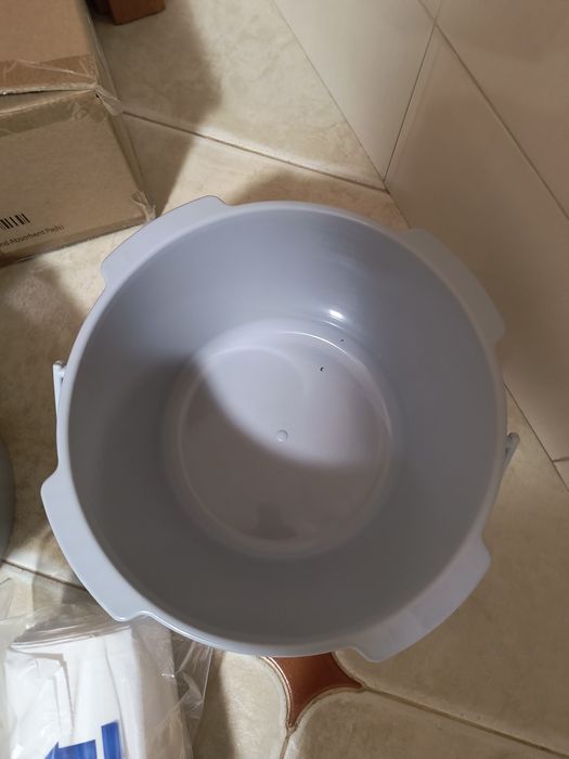 Чисто нова Тоалетна кофа с капак за санитарен стол 33×33×17см