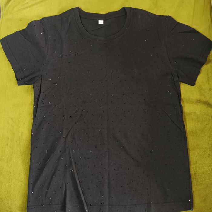 Футболка со стразами.