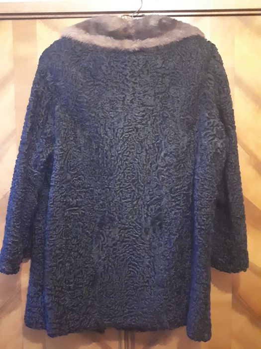 Haina neagră de blană astrahan cu gulerul de nurca + pălărie asortata