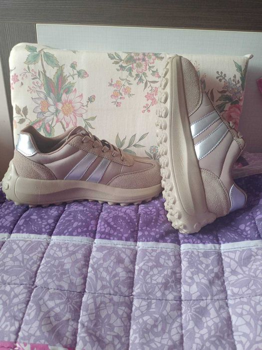 Дамски маратонки,номер 39,цвят екрю,нови