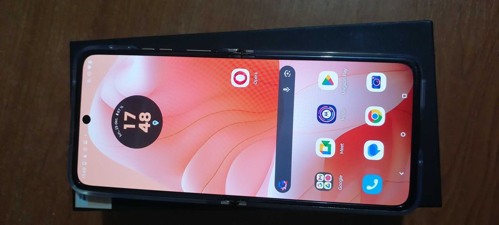 Razr 40 ultra ultra peach 256 și 8 gb nou cu garanție