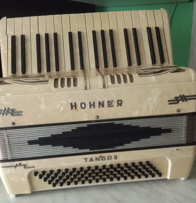 Vând Acordeon Hohner 80 de bași