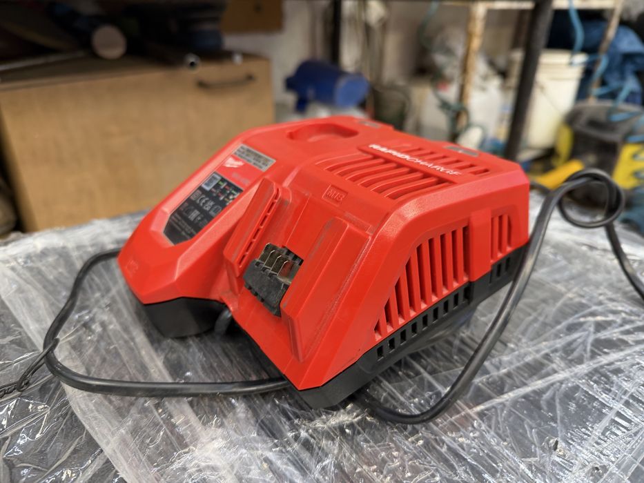 Зарядно Устройство Milwaukee M12 -18