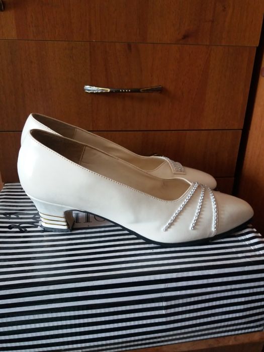 Продаются женские туфли.