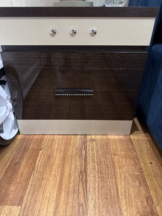 Продам комод, зеркало и тумбы