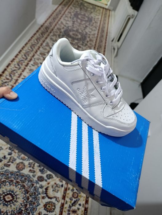 Кроссы белые Адидас