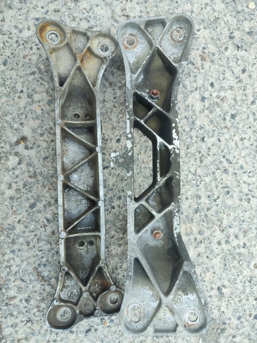 Траверс коробки на бмв Е34 механика