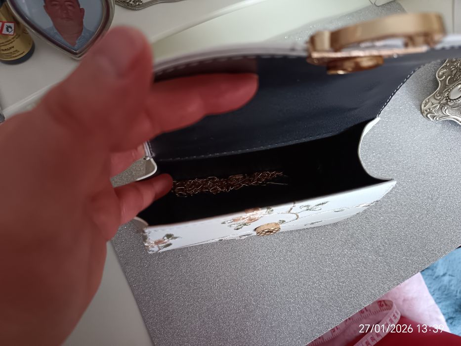 Poșetă albă micuță