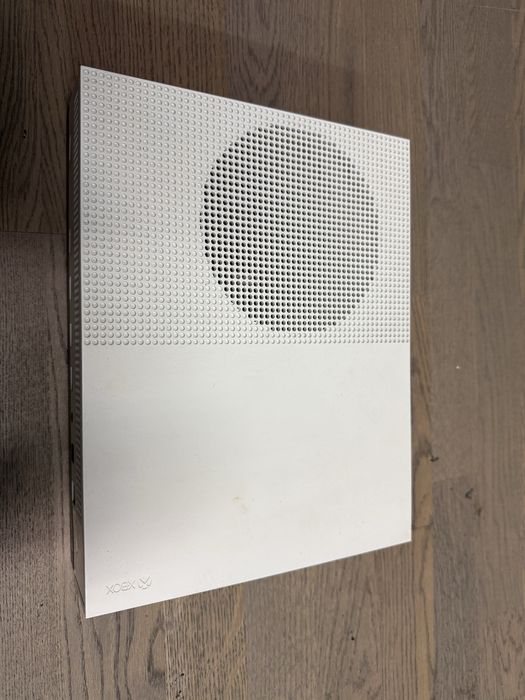 Xbox One S (1TB) + 2 controllere