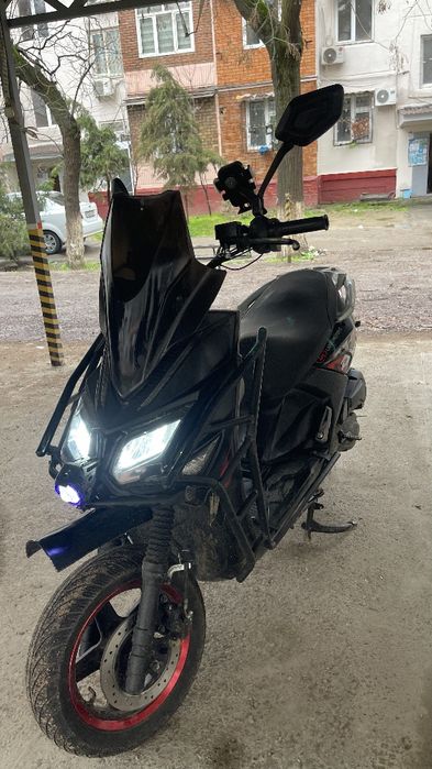 Holati yaxshi  tez va qulay skuter rangi qora idial  arzon narxda hali