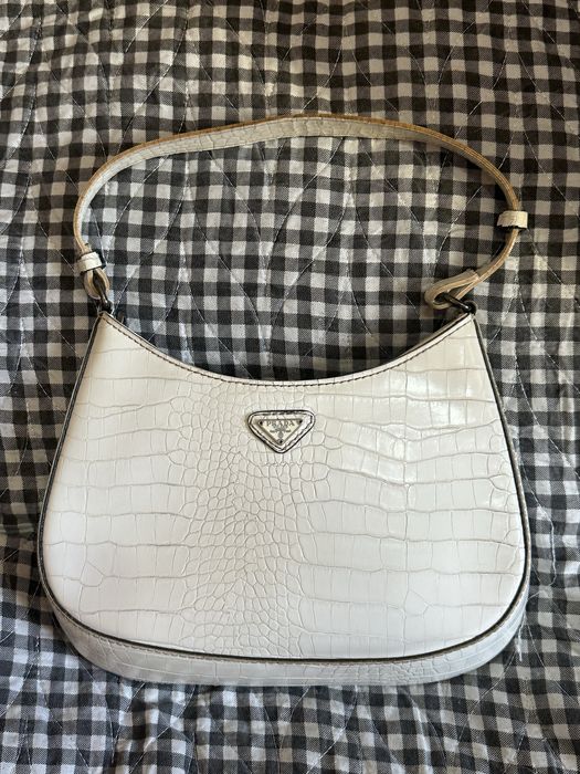 Две женские сумки, цена указана за две.