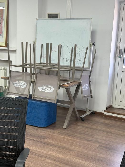 Стол со стульями для кафе