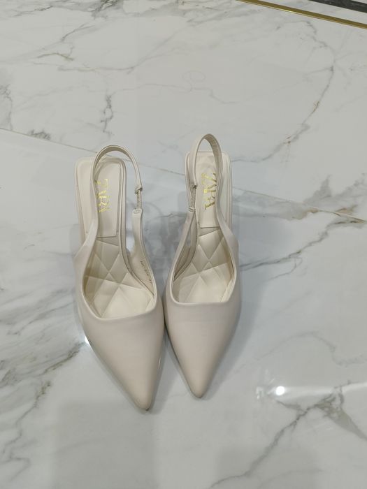 Босоножки бежевые