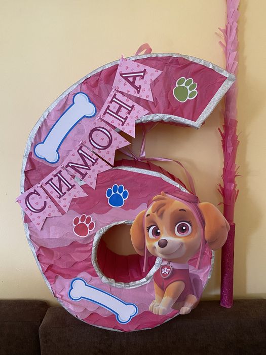 Пинята с лакомства с тема по избот