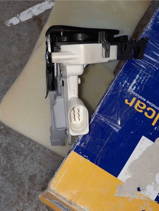 Incuietoare usa fata dreapta VW Passat,Skoda OctaviaSuperb ,Seat Leon