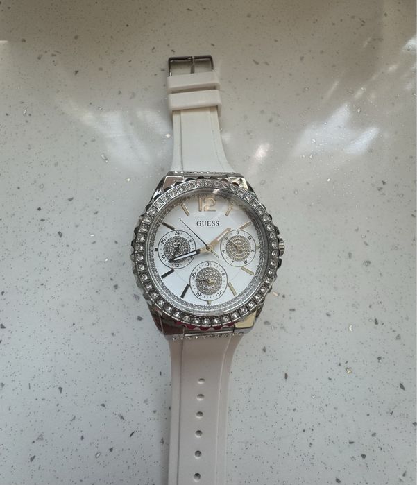 GUESS дамски часовник 40мм перфектен