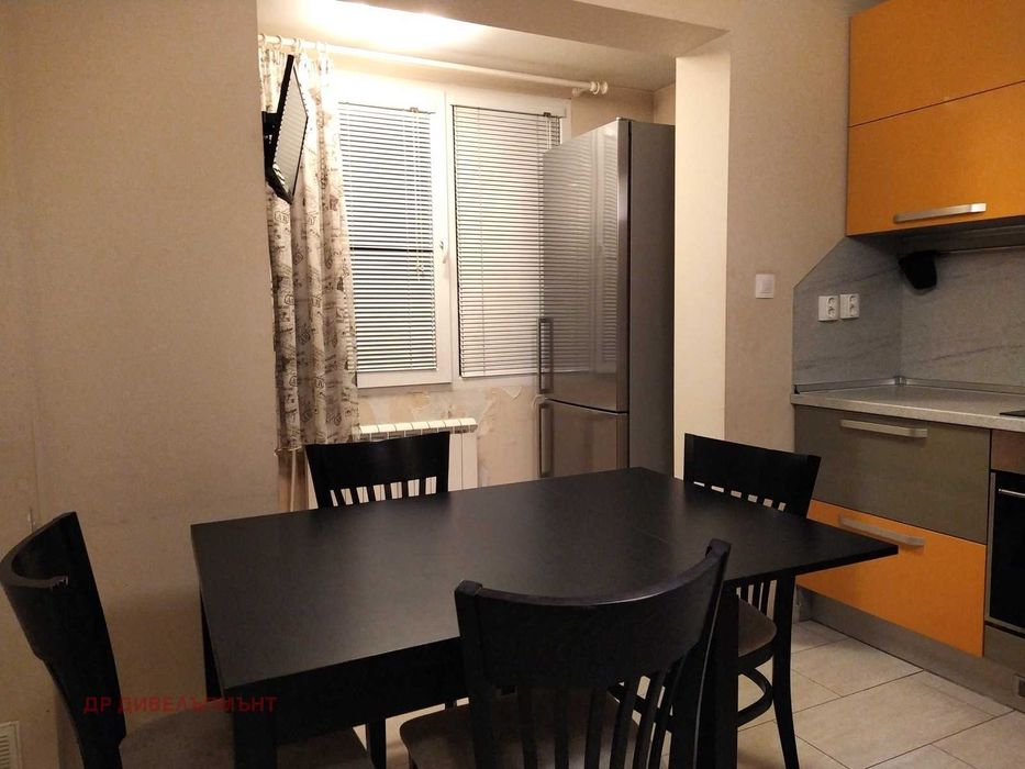 Отличен вътрешен тристаен до Метрото и парка в Младост 2