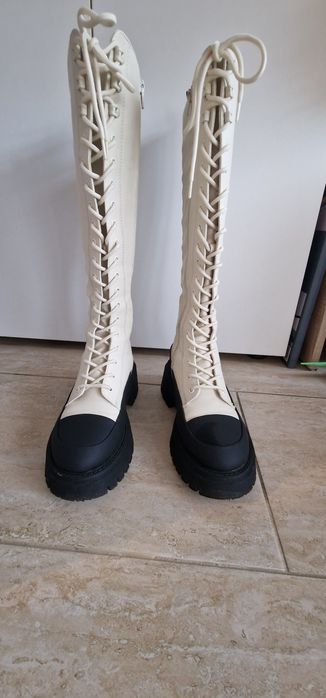 Cizme înalte aproape noi